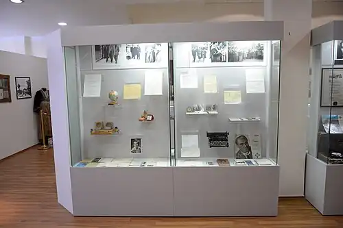 Vitrine de souvenirs dans le musée.