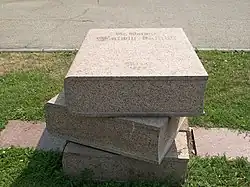 Description de l'image Латвия (Latvija), Рига (Rīga) (Mēness iela), Французский лицей (Franču licejs), скульптура с книгами, 13-59 10.07.2006 - panoramio.jpg.