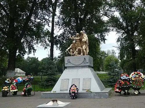 Lokot. District de Brasovsky. Monument aux soldats de l’Armée rouge et aux partisans morts en 1943 lors de la libération du village (Russie).