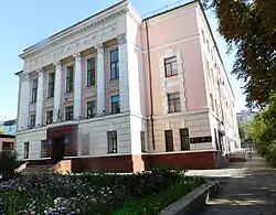 Les écoles de l'époque stalinienne, des monuments classiques dans une ville nouvelle industrielle, Dnipro.