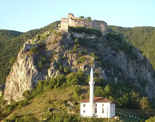La forteresse et la mosquée d'Hisardžik.