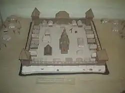 avec une maquette possible du château,