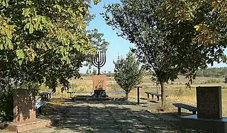 Le Mémorial aux Juifs assassinés de Marioupol également appelé « Mémorial Menorah ».
