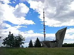 Le monument Ataka, classé et la tour de radio.