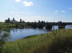 Le hameau, son pont et son église.