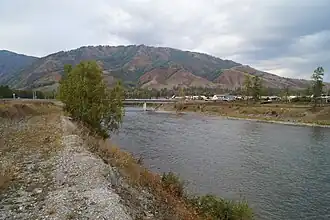 Pont automobile de la 84K-111 avec une montagne des monts de la Terekta au fond. Au premier plan, la rivière Koksa.