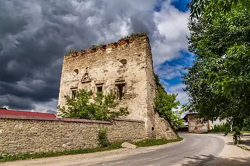 Porte de la ville, classée.