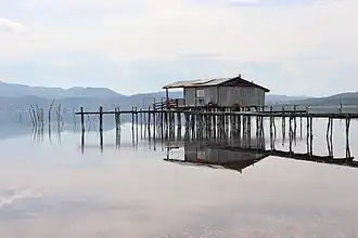 Une maison sur pilotis au lac de Dojran.