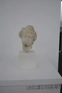 Tête de femme (Bacchante ?), marbre, forteresse de Niš, IIIe ou IVe siècle.