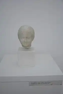 Tête de garçon, marbre, Naissus, IIe ou IIIe&nbsp;siècle.