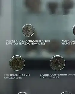 Pièces à l'effigie de Faustine l'Ancienne, la femme d'Antonin le Pieux, et à l'effigie des empereurs romains Gordien III (238-244) et Philippe l'Arabe (244-249).