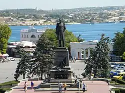 Monument à Nakimov sur la place éponyme.