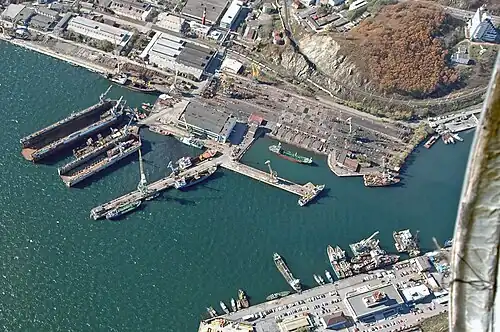 Chantiers navals et quais au port.