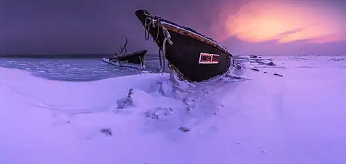 Bateau dans les glaces en hiver.