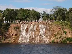 monument de Taras Chevtchenko classé et la chute d'eau.