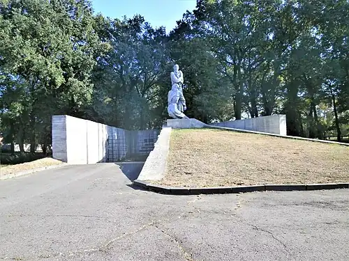 Monument aux victimes du camp de concentration de Khorol Yama.
