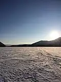 Lac entièrement gelé en janvier.