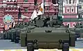 Transports de troupes blindés (avant) et véhicules de combat de l'infanterie (arrière) Kourganets-25 pendant le défilé