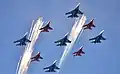 Les Russian Knights et les Strizhi survolent la place Rouge, dans la configuration dite du "Diamant de Kubinka"