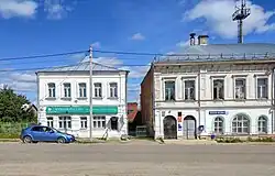 Photographies de deux bâtiments en pierre blanche de deux étages chacun.