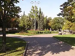 Partie nord de la place — square du Premier mai.