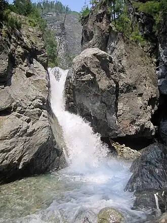 Une chute de la rivière Kynyrga.