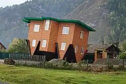 Maison retournée à Manjerok.