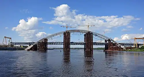 Le pont Podilskyï (en construction) en 2014.