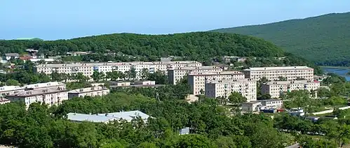 Bâtiments résidentiels dans la partie haute.