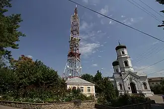 La tour de télévision et l'église de la Nativité classée.