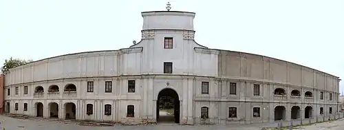 Bâtiments de la porte classés.
