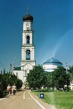 Le clocher et l'église-porte