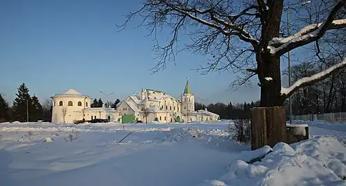 Du palais Ratnaïa et son musée de la guerre.