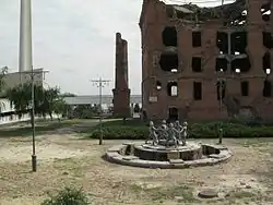 Réplique de la fontaine dans son état à la suite du bombardement de Stalingrad. En arrière-plan les ruines du « moulin Gerhard ».