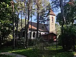 L'église cachée entre les pins.