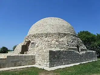 Mausolée du XIVe&nbsp;siècle, dans la colonie bulgare. À l'intérieur de ce bâtiment, sont rassemblées et exposées 26&nbsp;pierres tombales des XIIIe et XIVe&nbsp;siècles