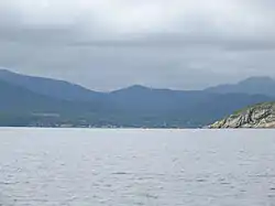 Vue de loin avec les montagnes du Sikhote-Aline.