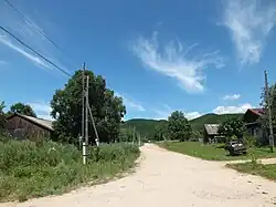 Une rue et des maisons.