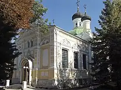 Entrée de l'église des Trois-Saints.
