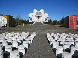 Monument à l'insurrection d'Ilinden (1974) conçu par Jordan Grabuloski&nbsp;(en) à Kruševo