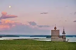 La chapelle en plein été avec le lac.