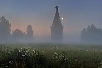 Vue de l'église dans la brume