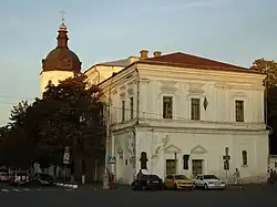 Les bâtiments du XVIIe côté rue.