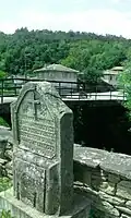 Véléntsi : pierre commémorative du pont