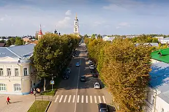 Photographie numérique couleur d'une rue avec une église au fond.