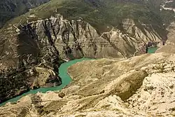 le fleuve Soulak coulant au fond du canyon principal du Soulak près de Doubki (en).