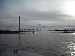 Le pont vu de l'Ob avec le pont ferroviaire en premier-plan.