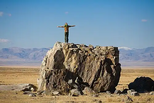 Une femme pour l'échelle sur un des mégalithes.