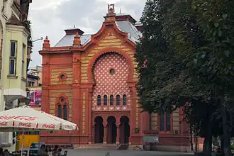 L'ancienne synagogue d'Oujhorod de style néo-byzantin accueille aujourd'hui l'orchestre symphonique, d'où la présence de la lyre à la place des tables de la Loi.