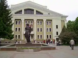 Le théâtre Gogol et sa statue à Maroussia Tchouraï, classée.